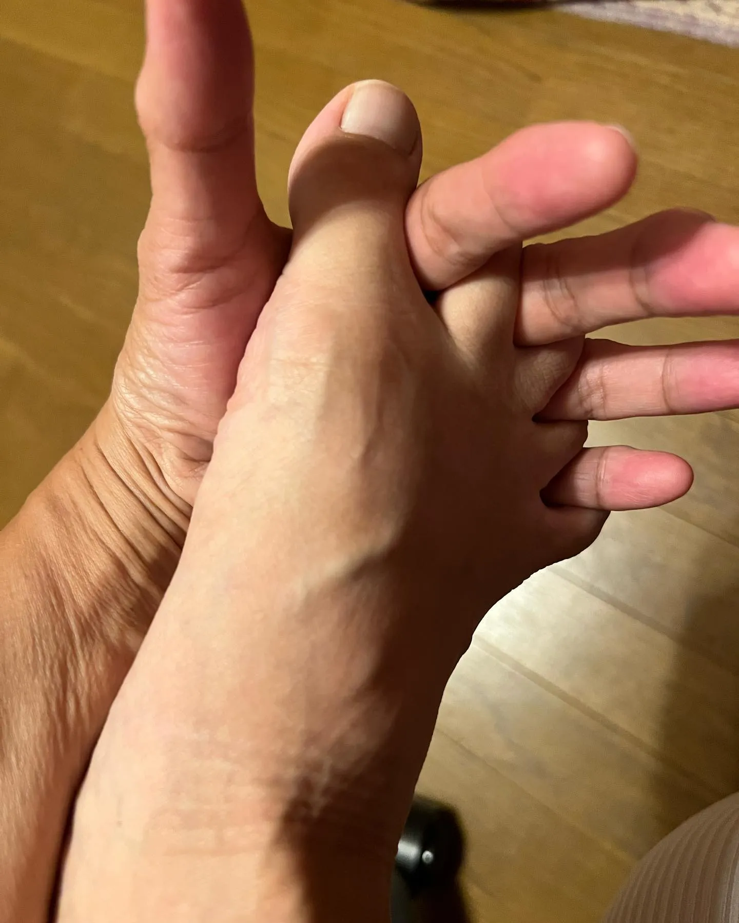 足の指の間に手の指しっかり入りますか？
