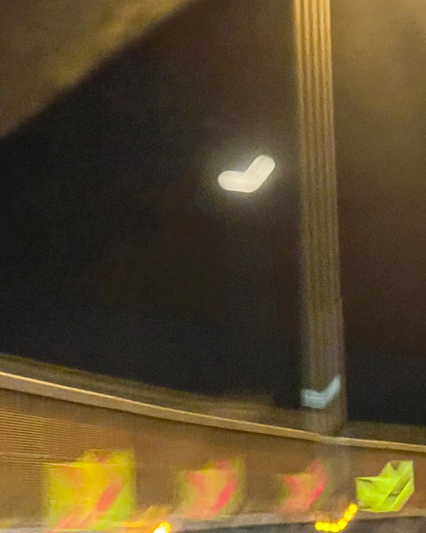 月がきれいで車中から写真撮ったら手ブレしてハート♥️になり...